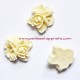 Cabochon résine triple fleur ivoire 16mm pour bijoux, perles et apprêts