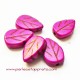 Perle feuille howlite rose fuchsia 13mm, pour bijoux, perles et apprêts