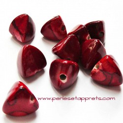 Perle synthétique pyramide rouge 13mm pour bijoux, perles et apprêts