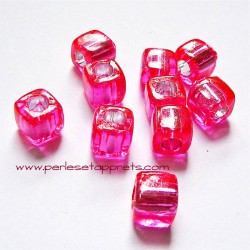 Perle synthétique 8mm cube fuchsia